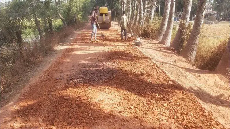 আমতলীতে নিম্নমানের নির্মাণ সামগ্রী দিয়ে সড়ক নির্মাণের অভিযোগ