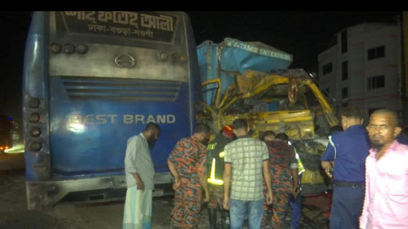 বগুড়ায় বাস-কাভার্ডভ্যান সংঘর্ষে ৪ জনের মৃত্যু 