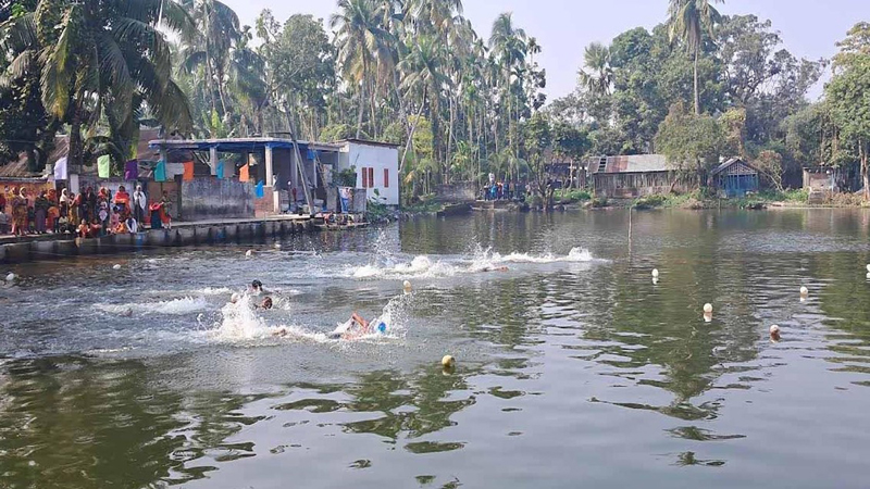 শহীদ বুদ্ধিজীবী দিবসে বাগেরহাটে সাঁতার প্রতিযোগিতা