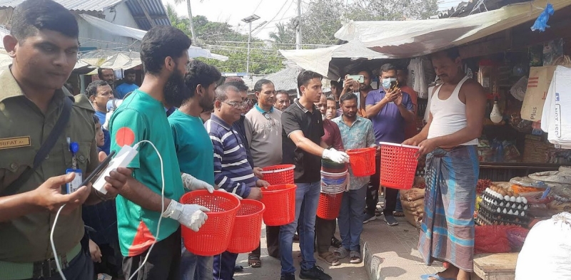 স্বেচ্ছাশ্রমে বলেশ্বর ও ভৈরব নদীর তীরের ময়লা-আবর্জনা পরিস্কার