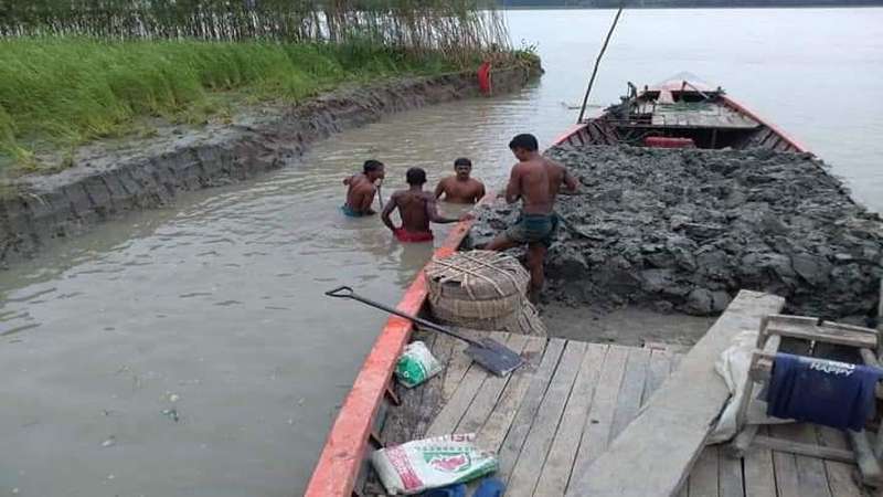 নদী তীরের মাটি যাচ্ছে শতাধিক ইট ভাটায়