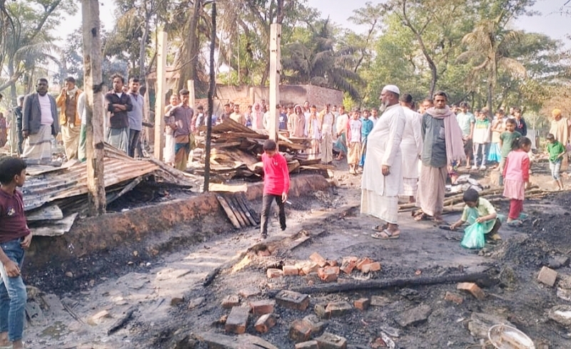 বাঁশখালীতে আগুনে পুড়ে ১২ বসতঘর ছাইঃ আহত-৭