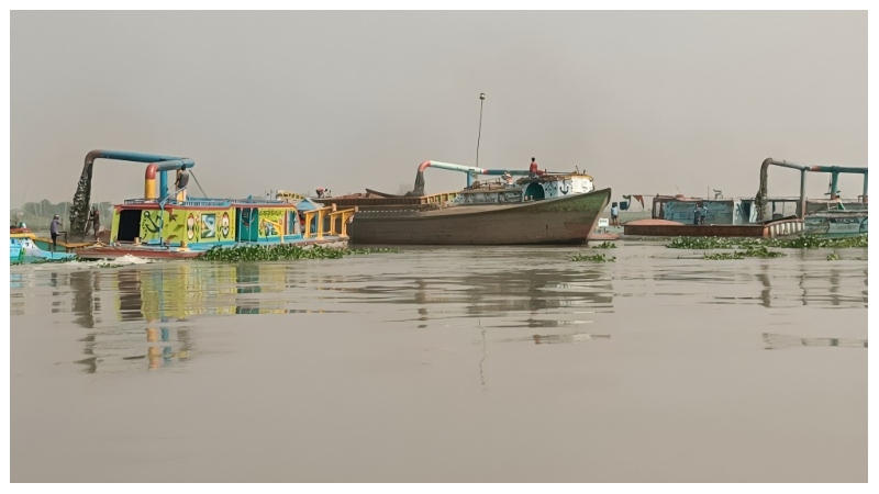 মেঘনায় বালু লুট: এলাকাবাসীর ঘরবাড়ি নদীগর্ভে বিলীন হওয়ার আশঙ্কা