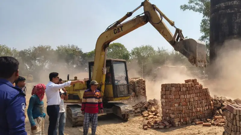 ছাড়পত্র না থাকায় ইটভাটা ভেঙে দিল প্রশাসন, ২ লাখ টাকা জরিমানা