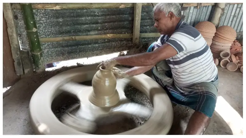 কালের বিবর্তনে হারিয়ে যাচ্ছে মৃৎশিল্প 