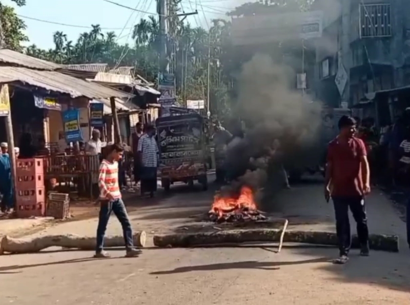 স্বেচ্ছাসেবক দলের নেতার ওপর হামলার প্রতিবাদ বিক্ষোভ ও সড়ক অবরোধ