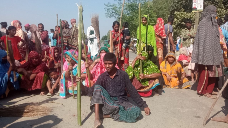 ভূঞাপুরে অবৈধভাবে বালু উত্তোলণ বন্ধে এলাকাবাসীর সড়ক অবরোধ