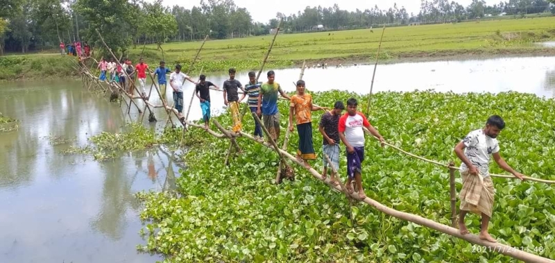 এক বাঁশের উপর দিয়ে ঝুঁকিপূর্ণ নদী পারাপার হচ্ছে ১০ গ্রামের মানুষ