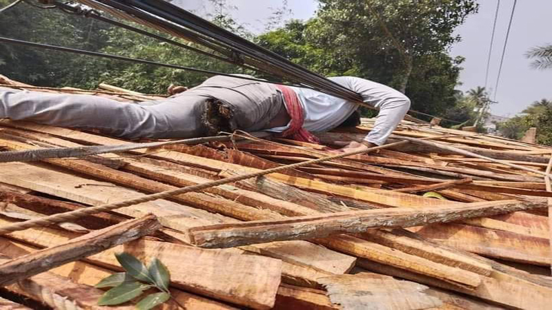 দৌলতপুরে বিদ্যুৎপৃষ্ট হয়ে যুবকের মৃত্যু