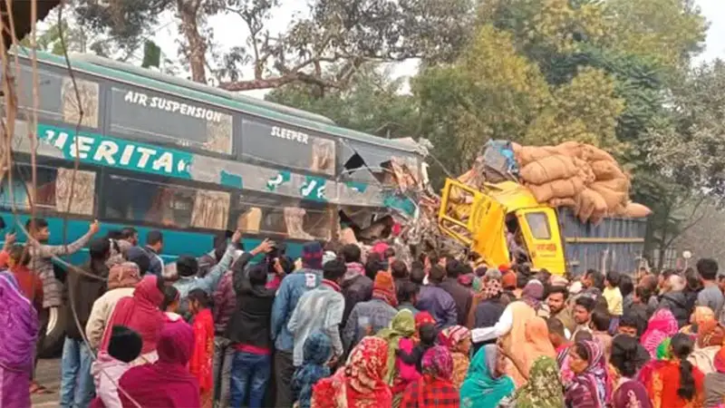 দিনাজপুরে বাস-ট্রাকের মুখোমুখি সংঘর্ষে ৪ জন নিহত