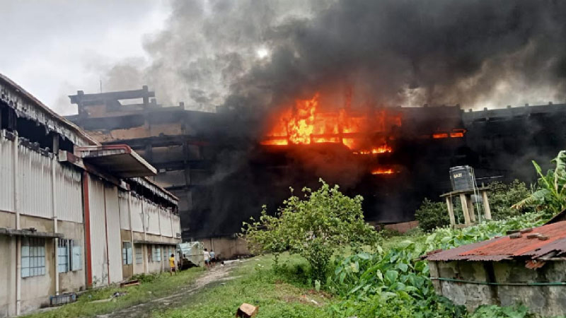 গাজী টায়ার কারখানার আগুন ১২ ঘণ্টায়ও নিয়ন্ত্রণে আসেনি