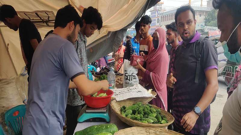 গাইবান্ধায় বৈষম্যবিরোধী ছাত্র আন্দোলন উদ্যোগে ’জনতার বাজার’