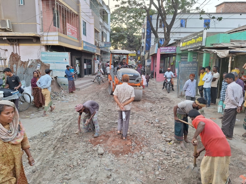 উপজেলা স্বাস্থ্য কমপ্লেক্সের রাস্তা দু’টি সংস্কার করলেন ইউএনও