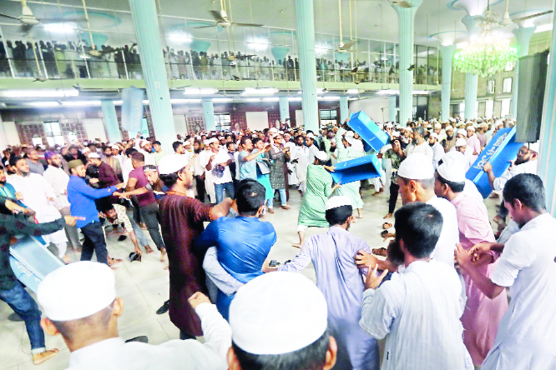 ইমামতিকে কেন্দ্র করে  বায়তুল মোকাররমে  সংঘর্ষ, ভাঙচুর