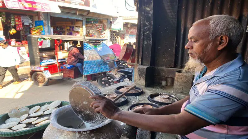 মঠবাড়িয়ায় চিতই পিঠা বিক্রি করে মাসে লাখ টাকা আয়