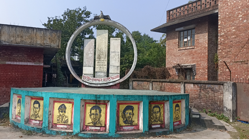 শহীদ আসাদের রক্তমাখা জামাটি বঙ্গবন্ধুর হাতে পৌছে দিতে পেরেছিলাম