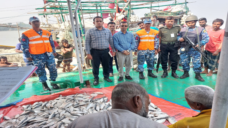 ১২শ’ কেজি  ইলিশ জব্দ, ২লক্ষ মিটার জাল ভস্মিভূত, ৫০ হাজার টাকা অর্থদন্ড