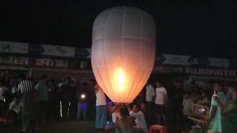 রাতের আকাশ ফানুসের আলোয় আলোকিত 