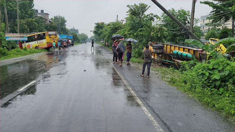 বাস-ট্রাকের মুখোমুখি সংঘর্ষে নিহত ২