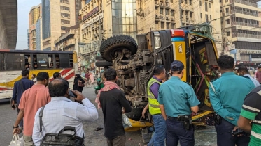 পল্টনে বাস-ট্রাকের সংঘর্ষে নিহত ১