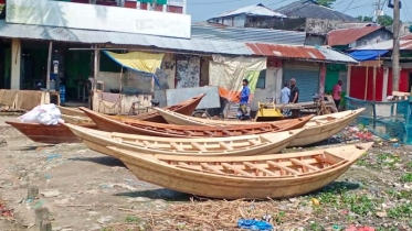 ক্রমশ ছোট হয়ে আসছে শত বছরের পুরনো নৌকার হাট