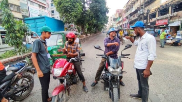 নারায়ণগঞ্জ শহরের ট্রাফিক ব্যবস্থাপনার দায়িত্ব স্বেচ্ছায় কাঁধে নিয়েছেন শিক্ষার্থীরা