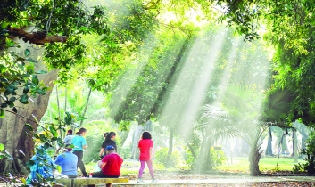 শীতের হাওয়ার  লাগল নাচন... 