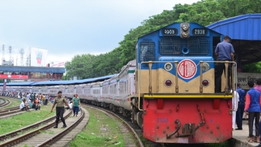 রাজশাহীতে অটোরিকশাকে ধাক্কা, ট্রেনের ইঞ্জিন বিকল 