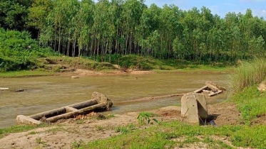 চেল্লাখালী নদীর মিনি স্টীল ব্রিজ ভেঙে যাওয়ায় দুর্ভোগে ১০ গ্রামের মানুষ