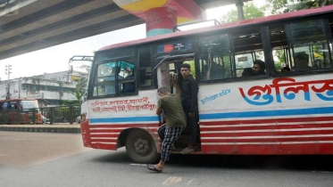 রাস্তার মাঝখানে চলন্ত গাড়ি থেকে নামছে যাত্রি, ঘটছে দুর্ঘটনা