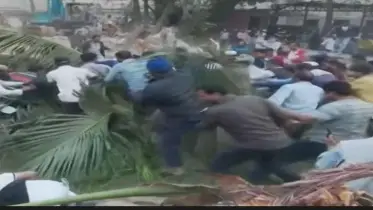 ৩২ নম্বরের বাড়িতে নারিকেল নিয়ে কাড়াকাড়ি