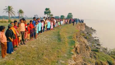 হাতিয়ায় নদীর তীরে দাঁড়িয়ে ভাঙ্গন রক্ষায় মানববন্ধন