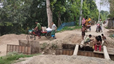 দৌলতপুরে কাজ ফেলে পালিয়েছে ঠিকাদার: দুর্ভোগে এলাকাবাসী