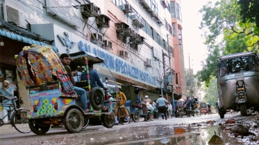 টিকাটুলিতে সড়কের বেহাল অবস্থা