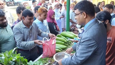 পঞ্চগড়ে ন্যায্য মূল্যের বাজারে ক্রেতাদের উপচে পড়া ভিড়