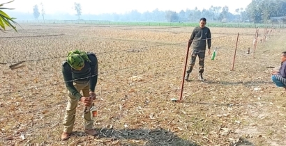 এবার সীমান্তে কাঁটাতারের বেড়ায় বোতল ঝুলিয়ে দিল বিএসএফ