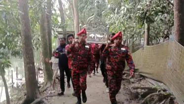 বাঁশ ঝাড়ে ঝুলে থাকা ফায়ার ফাইটারকে চোখের জলে বিদায়