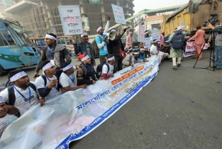 ভিসা পেয়েও না যেতে পারায় প্রবাসী কর্মীদের সড়কে অবস্থান