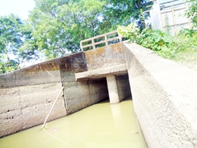 মোহনগঞ্জে ৩ কোটি টাকার স্লুইস গেট কাজে আসছে না