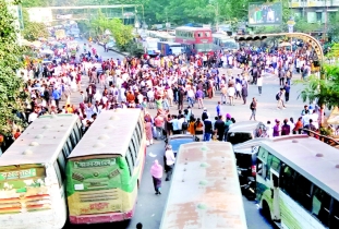 ট্রেইনি চিকিৎসকদের শাহবাগ অবরোধ ॥ রোগীদের ভোগান্তি