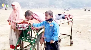 অসুস্থ বাবাকে নিয়ে  পথে পথে ঘুরছে দুই শিশু