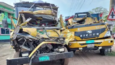 বাকেরগঞ্জে দুই ট্রাকের সংঘর্ষে নিহত ১