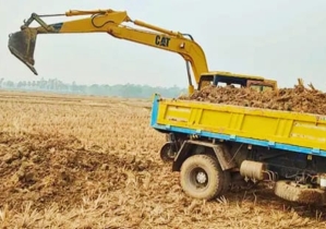 হালুয়াঘাটে ভেকু দিয়ে মাটি কাটার মহোৎসব