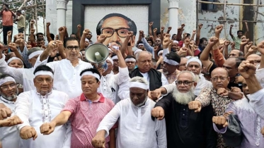 কোটালীপাড়ায় হাসিনাকে ফিরিয়ে আনতে কাফনের কাপড় মাথায় বেঁধে বিক্ষোভ