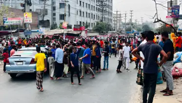 ঈদ বোনাসসহ ১৪ দফা দাবিতে গাজীপুরে শ্রমিকদের বিক্ষোভ ও মহাসড়ক অবরোধ