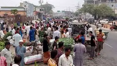 বেলাবতে মহাসড়ক দখল করে বাজার তীব্র যানজট