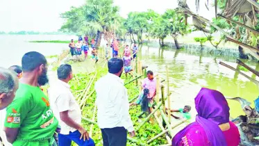 স্থানীয়দের স্বেচ্ছাশ্রমে বাঁধ সংস্কারের চেষ্টা