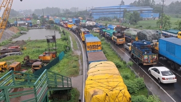 দুর্ঘটনা ও ভারী বৃষ্টিতে ঢাকা-টাঙ্গাইল মহাসড়কে তীব্র যানজট