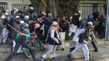 ইবতেদায়ি শিক্ষকদের ওপর পুলিশের হামলা,লাঠিচার্য