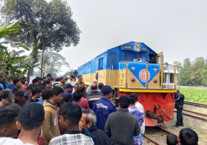 বুড়িমারী এক্সপ্রেস, বিরতির দাবিতে কাকিনায় ট্রেন থামিয়ে মানববন্ধন